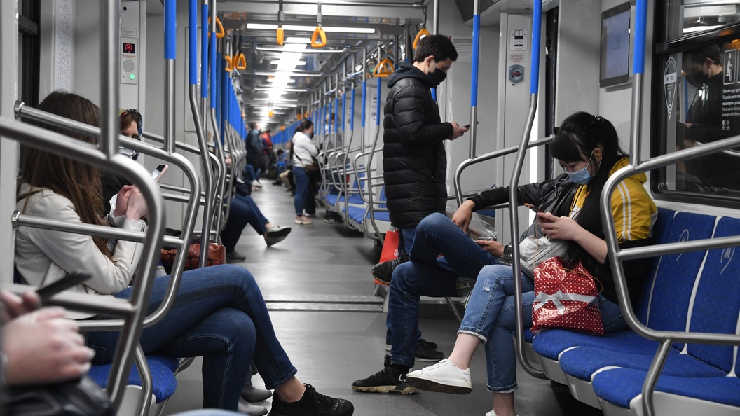 Метро, люди в вагоне